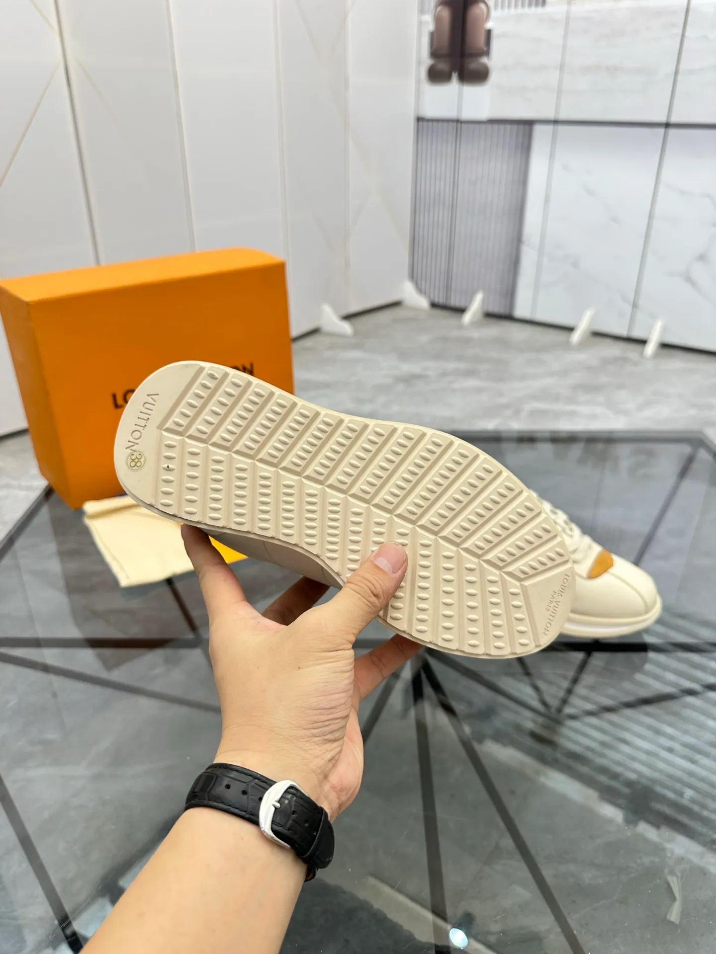 Men's shoes: 💰P700¥ Top quality Product trademark: LV* "Louis Vuitton*" low-top casual shoes Regular size: 35-45 (can be customized to 46) Couple style Product materials: Imported cowhide upper, breathable lining, original outsole. Number: two